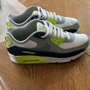 Like new size 7y Nike air max